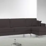 Posizioni al divano in casa, attenzione a questi consigli